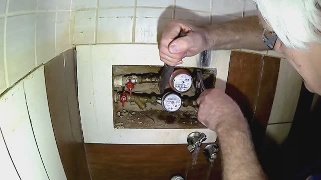Удаляем счетчик воды для замены на новый. смотреть онлайн