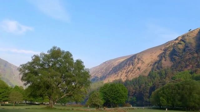 Ирландия красивые места прогулка по историческому парку в долине с озером обзор экскурсия