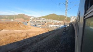 Бурятия: поездка на пассажирском поезде РЖД через ЖД-мост в солнечную погоду - Вид из окна