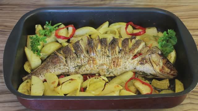 Язь фаршированный овощами! 🐟Рыба запеченая в духовке. смотреть онлайн