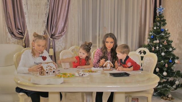 Гузель Уразова и дети в пряничном домике! [GINGERBREAD HOUSE] смотреть онлайн