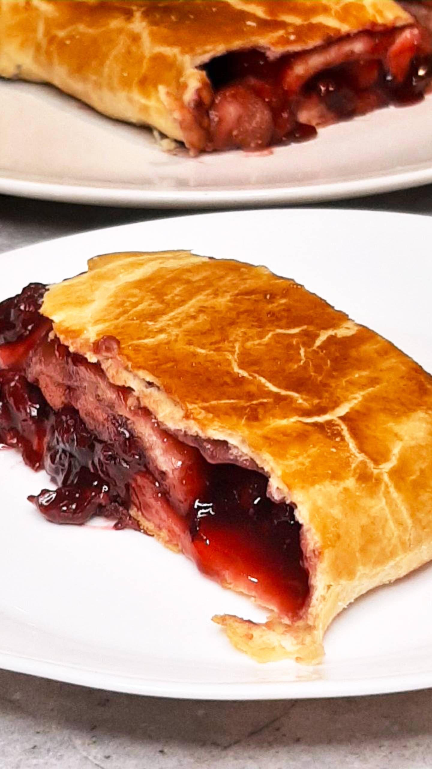 Рулет из слоёного теста с ягодами. Дюжина рецептов пирогов с ягодами (8). смотреть онлайн