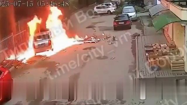 (16.07.250 Падение БПЛА ВСУ при налете на Воронеж. Не взорвался, но загорелся сразу после падения. смотреть онлайн