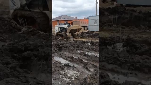 Работа мини-погрузчика Lonking с накидными гусеницами для большей проходимости