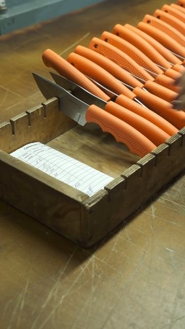 Нож караколь. наклейка голограммы. смотреть онлайн