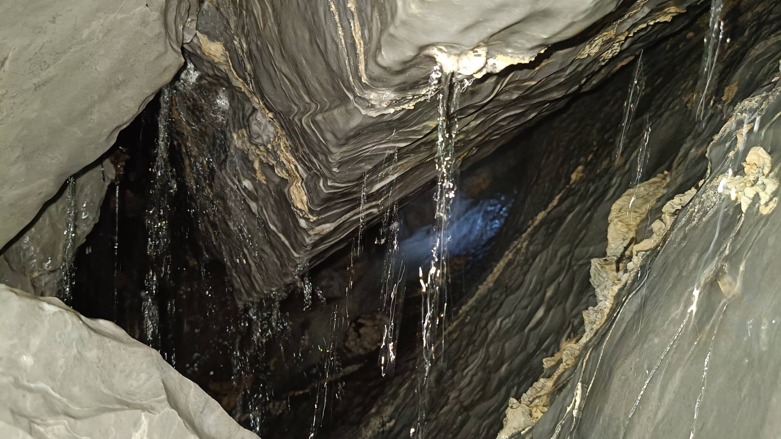 Бойцовская пещера в Крылосово и лесной водопад весной.Часть 1.Нашёл со второй попытки тайное место.