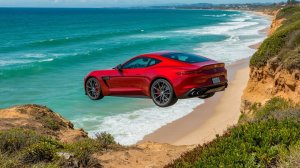 Мультики про машинки. Машины разгоняются и падают с обрыва на пляж.