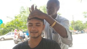 Уличный Индийский массаж от талантливого парикмахера