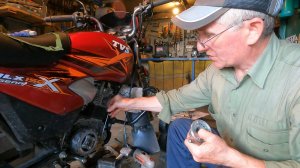 Индийский мотоцикл TVS 150X. Обзор Андрея Виноградова. Часть 24. Замена масла, очистка центрифуги.