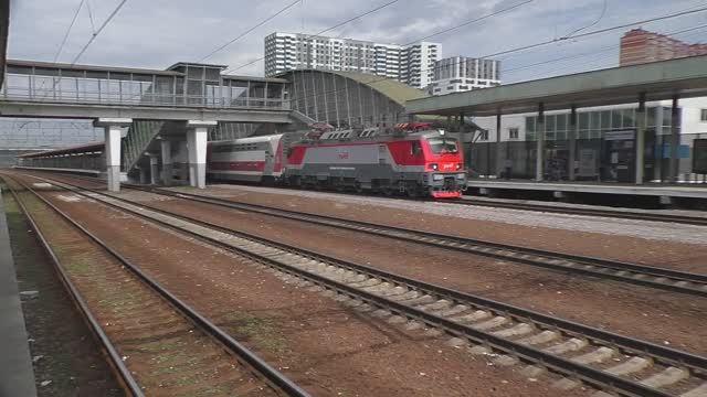 Электровоз ЭП20-017 (ТЧЭ-6) со скорым фирменным поездом "Двухэтажный состав" № 104В Москва - Адлер. смотреть онлайн