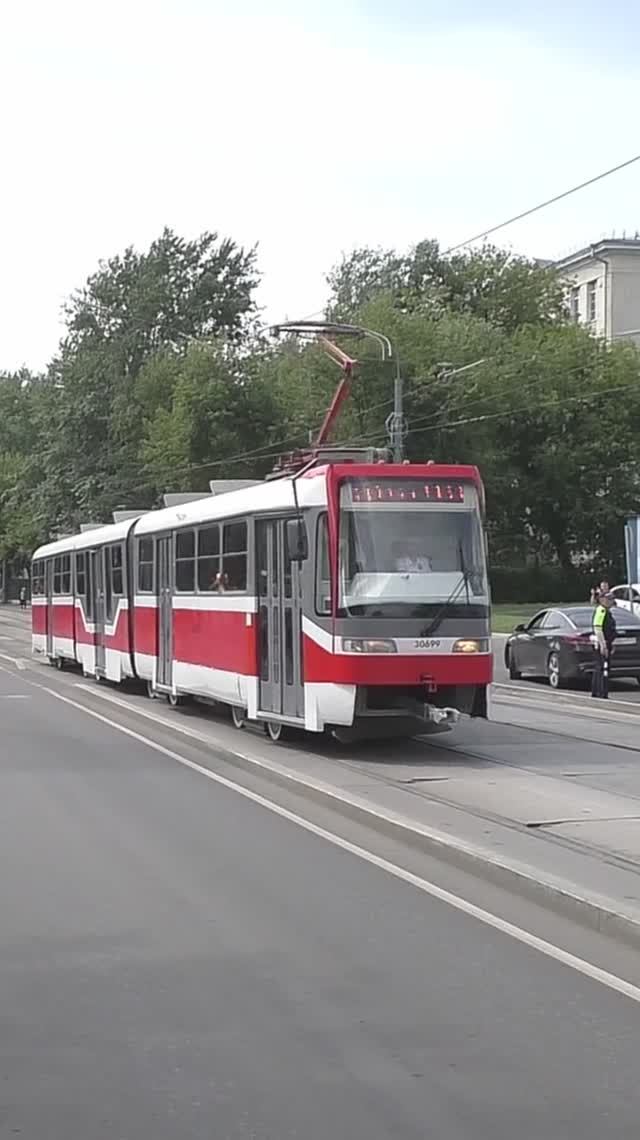 Москва. Трамвайный вагон № 30699 модели Tatra KT3R следует по Волочаевской улице. смотреть онлайн