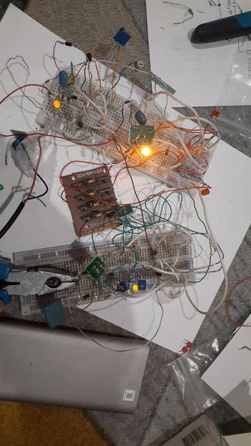 Счётчик на транзисторах (на трёх счётных триггерах) смотреть онлайн