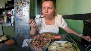 Макароны с сосисками, кабачки жареные, салат с фасолью и сухариками. Мукбанг. Домашняя еда