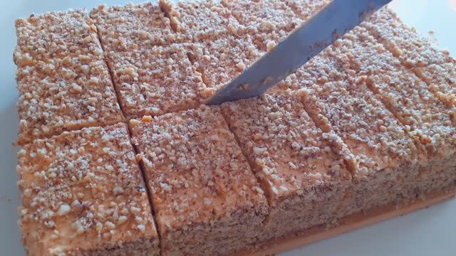 Торт Медовик с домашней сметаной без раскатки коржей. Пышный медовый бисквит! смотреть онлайн