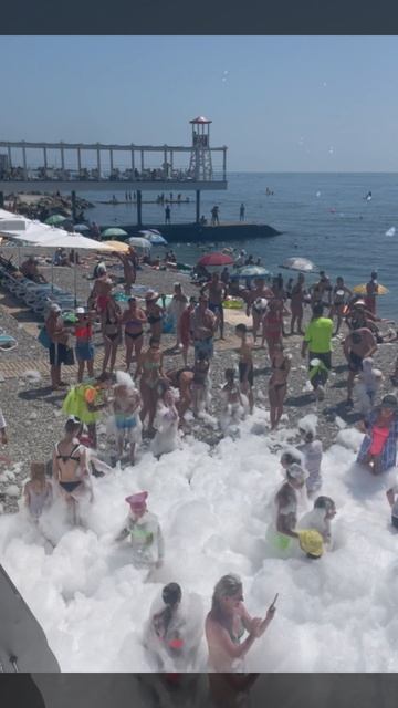 Ялта 💖💖💖 Пенная вечеринка на Массандровском пляже 😃 смотреть онлайн