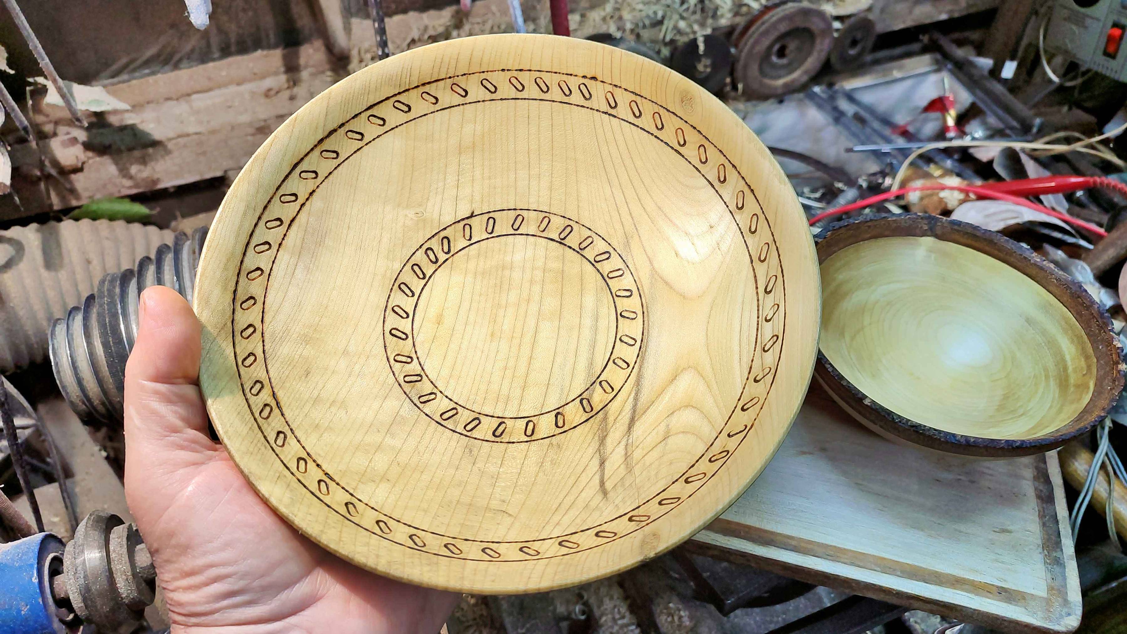 Тарелка из магнолии с живым краем и вторая с орнаментом. смотреть онлайн