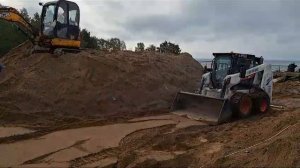 Работа мини-погрузчика Lonking с накидными гусеницами для большей проходимости