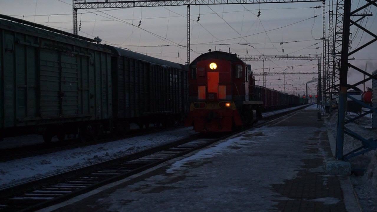 Тепловоз ТЭМ2-6217 резервом с приветливым машинистом. смотреть онлайн