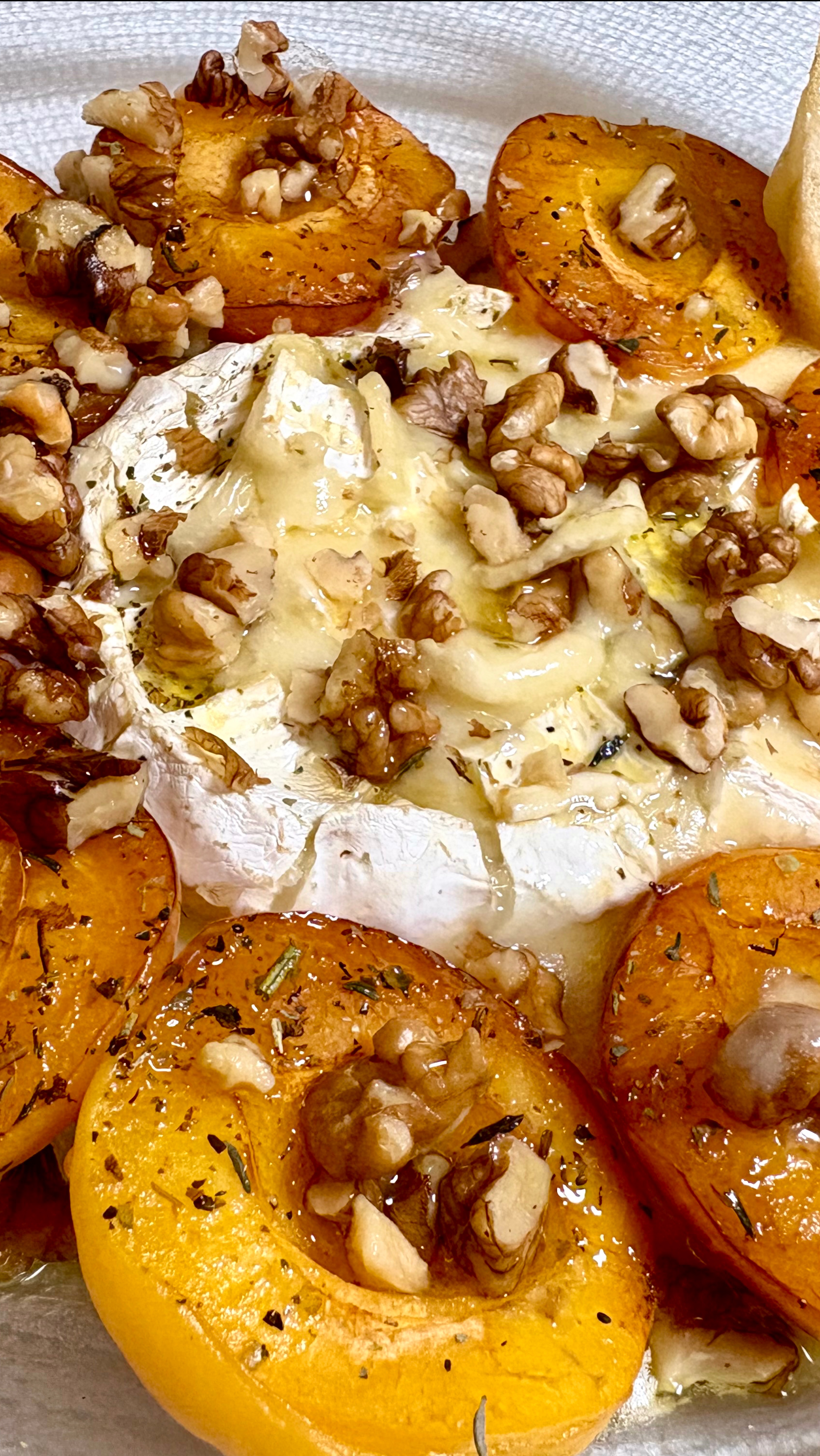 Сочные абрикосы с запеченным камамбером и хрустящим багетом 🍑🍯🧀