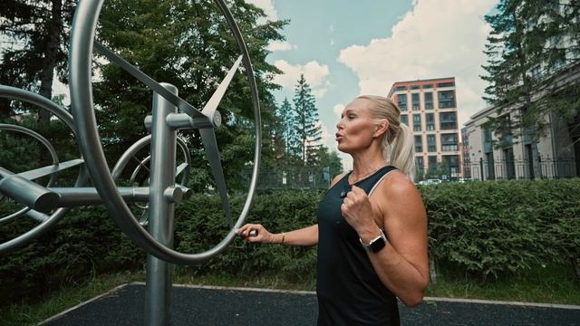 Тренировка премиум-класса на свежем воздухе от Edge Premium Fitness Club во дворе дома 