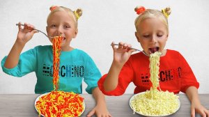 Алиса и Ева и их истории с папой! Видео для детей.