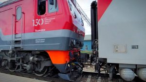 Локомотив отцепляется и прицепляется к двухэтажному пассажирскому поезду / Видео про поезда