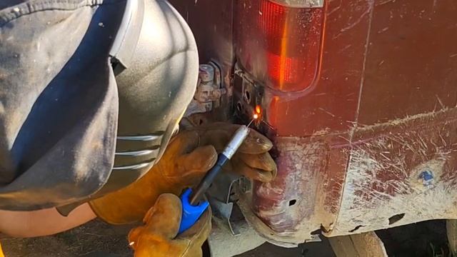 полуавтоматом автомобиль варили?нет смотрите как!