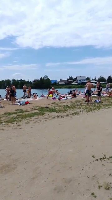 Люди отдыхают на пляже летом смотреть онлайн