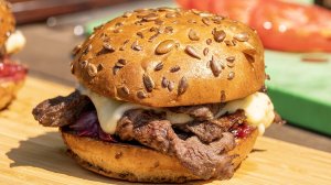 Сочный домашний бургер со стейком и вишневым соусом