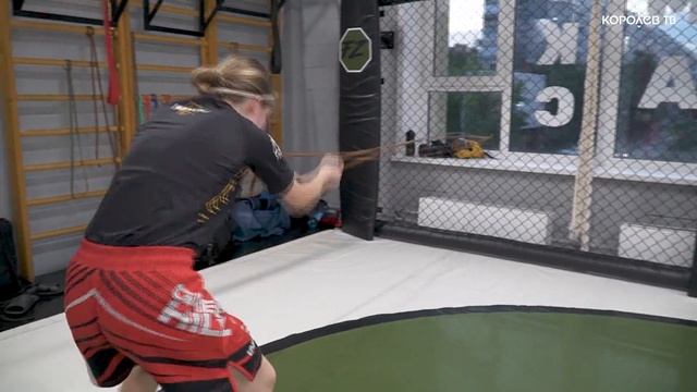 Хрупкая на вид, но крепкая на удар: боец Лиза Эпштейн готовится к первенству мира смотреть онлайн