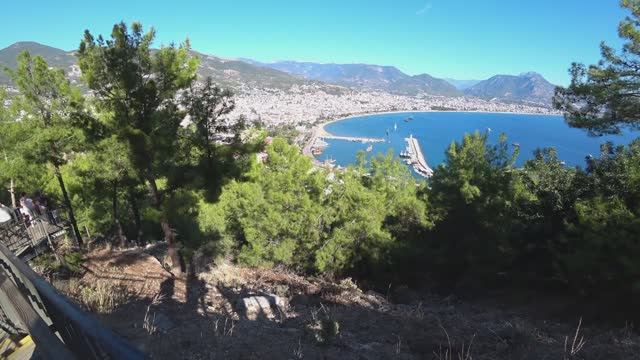 Спускаемся с крепости Алании, канатная дорога и вид вокруг смотреть онлайн