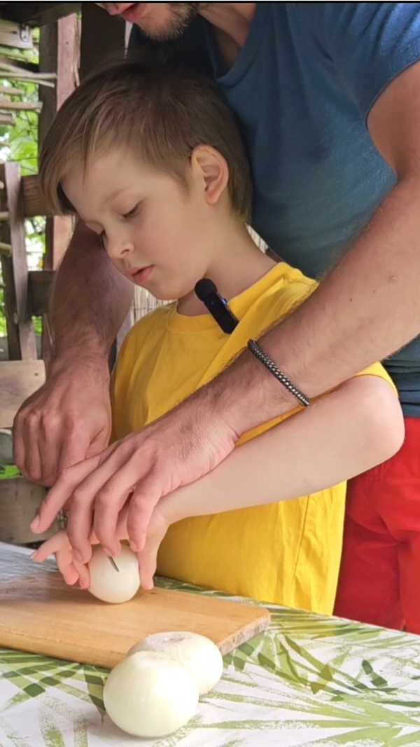 Закулисье съёмок. Папа помогает :)