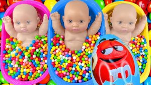 2 Минуты приятного аппетита｜Купаем пупсов В аппетитных Шариках M&M’s