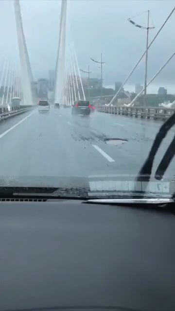 Дождь размыл недавний ремонт: водители в шоке от состояния Золотого моста смотреть онлайн