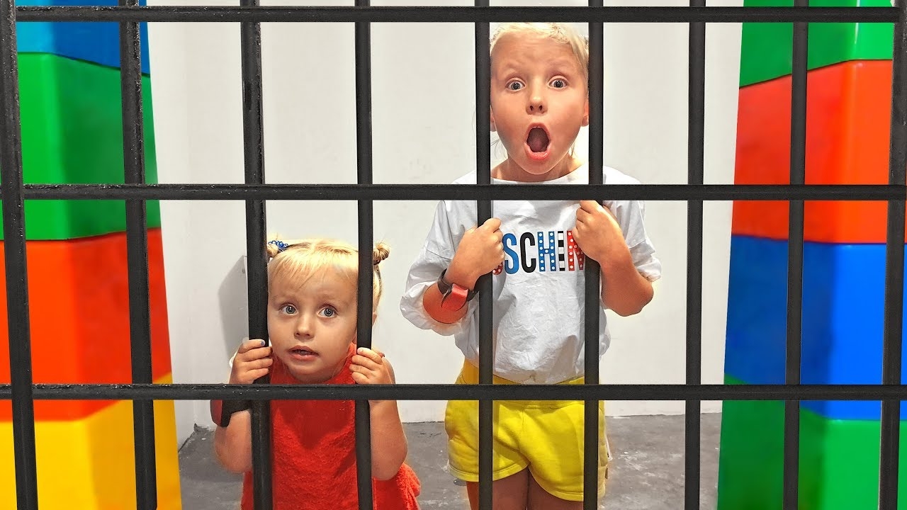 Алиса и Ева хочет играть и выбирает профессию! Видео для детей. смотреть онлайн