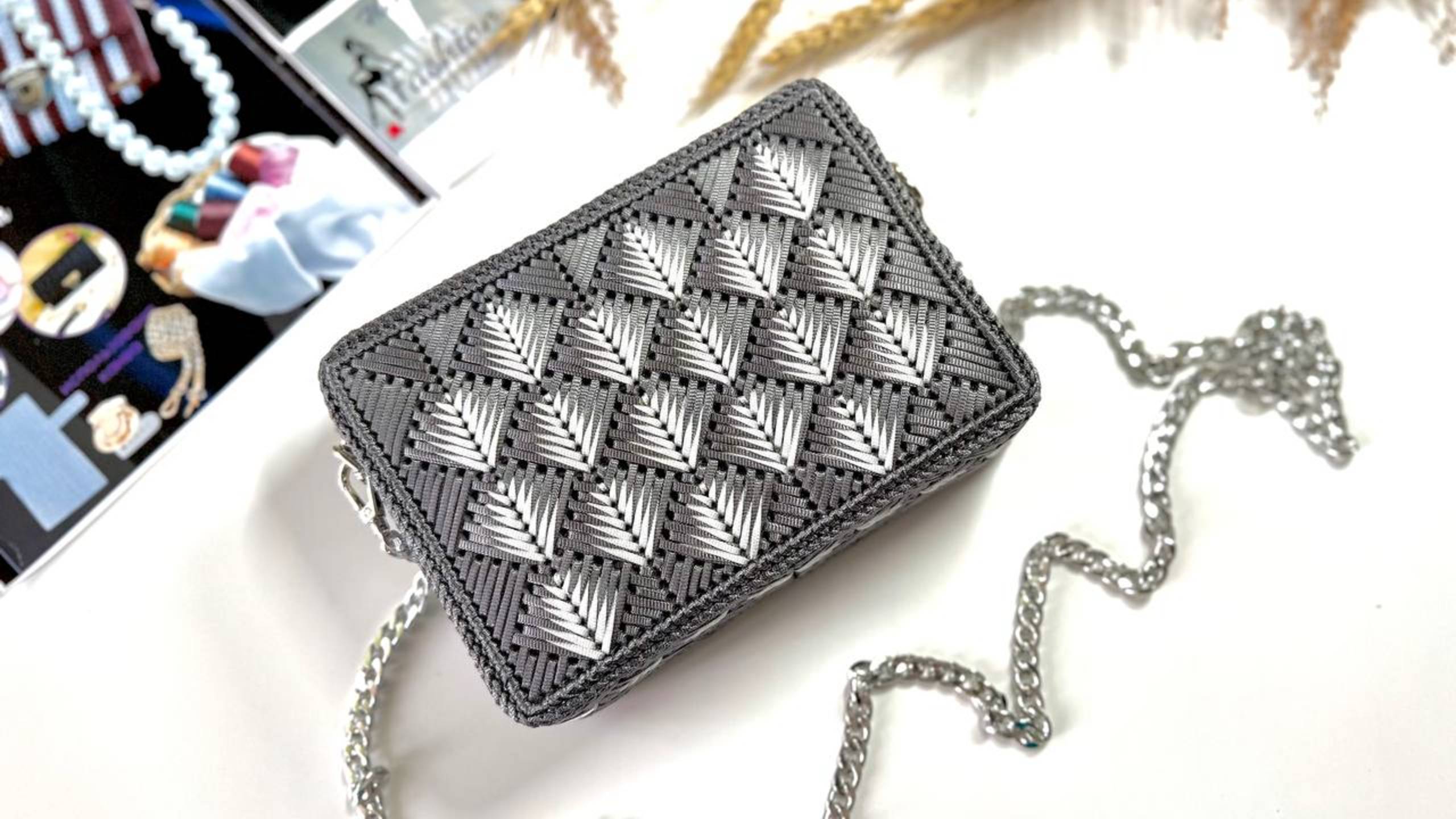 Видео обзор сумочки Кросс боди вышитой на канве ленточным шнуром.
Узор 