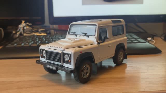 Обзор модели Land Rover Defender в масштабе 1/24 от Welly смотреть онлайн