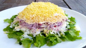 Очень вкусный слоеный салат с редисом! Простой, быстрый и легкий рецепт.