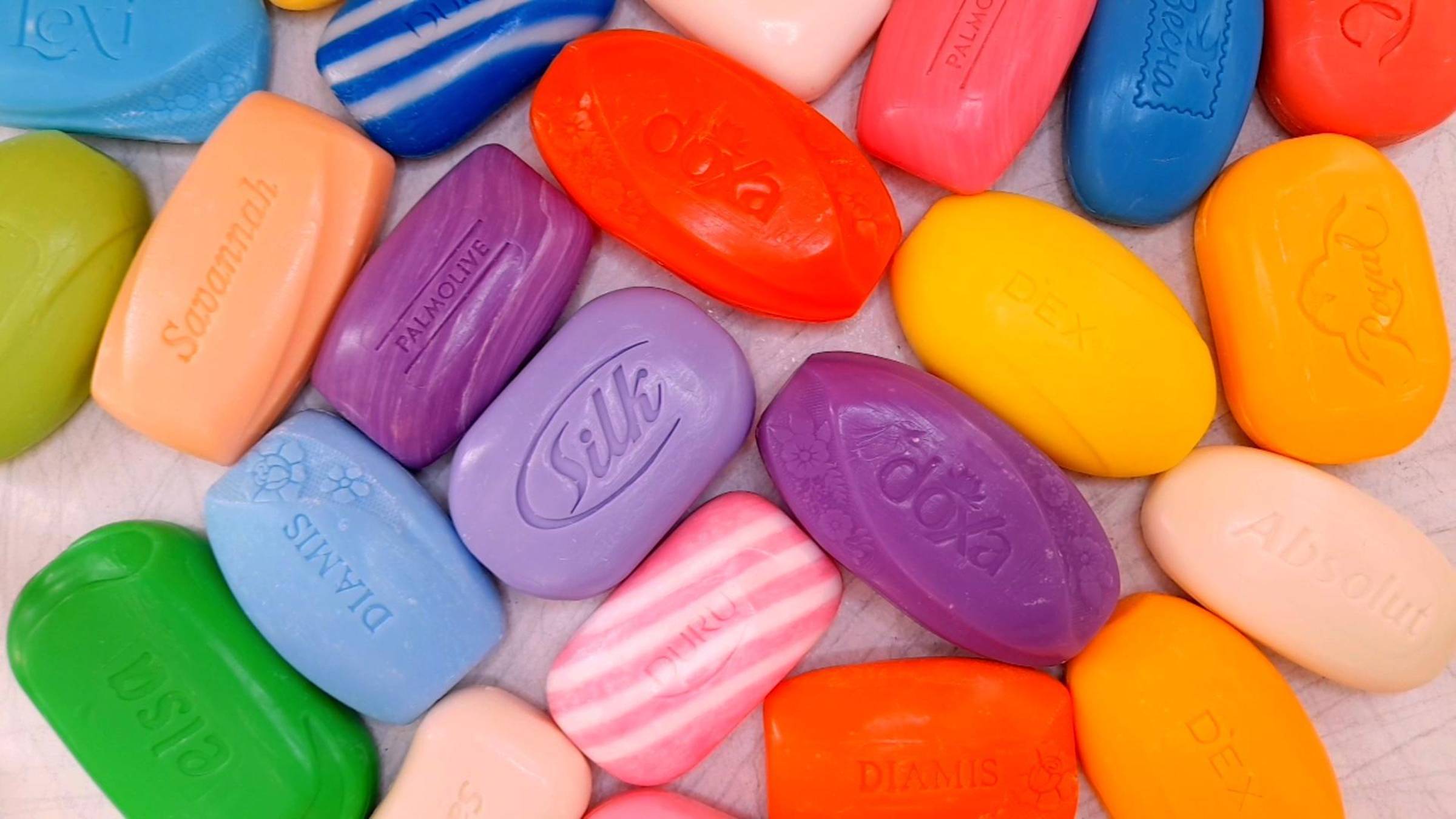 АСМР ШУРШАНИЕ. РАСКЛАДЫВАЮ  И ОТКРЫВАЮ ЯРКОЕ МЫЛО. ШЕЛЕСТ УПАКОВКИ.