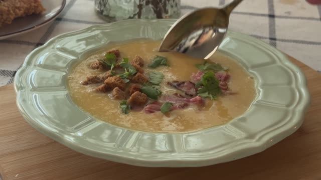 Гороховый суп с копчёностями. Вкусно просто. Любимый рецепт. Сохраняйте и готовьте! смотреть онлайн