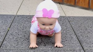 БЕБИ БОН СМЕЕТСЯ, ПОЛЗАЕТ И ОДЕВАЕТСЯ! Кукла пошла гулять