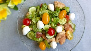 Овощной салат с курицей и моцареллой - легкий и вкусный рецепт
