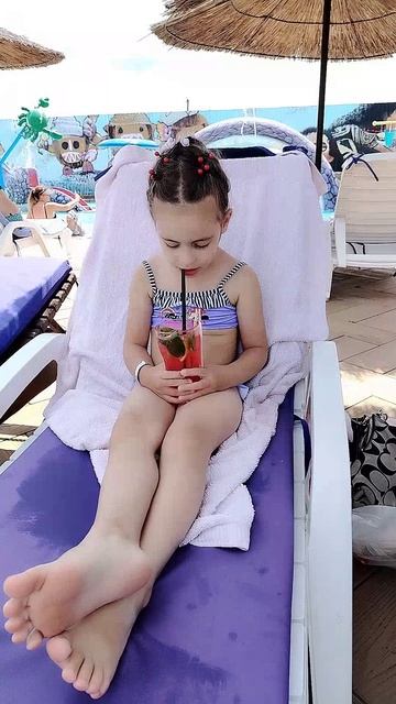 Отдыхаем семьёй в бассейне 🏖️🏝️💗 смотреть онлайн