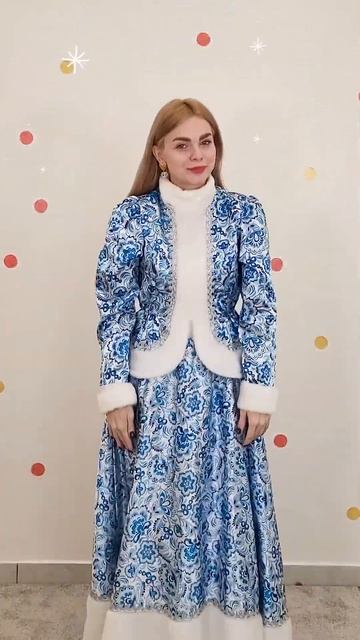 Мы повесим шарики, а потом фонарики...