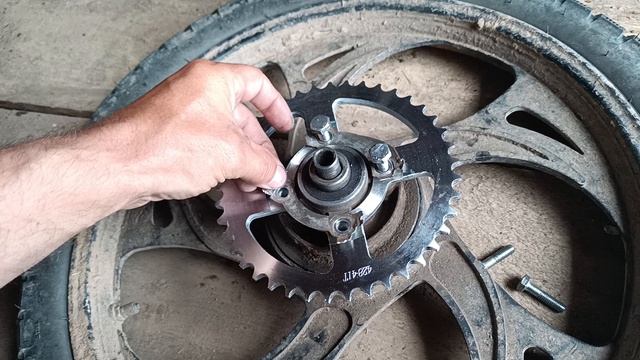 Мопед  72 куб. Замена новый ведущий цепь и задний звездочка