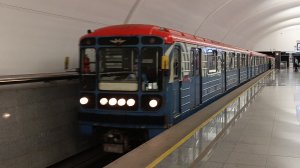 Метро Москвы | Станция Физтех прибытие и отправление поезда