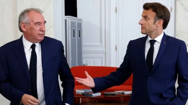 Politico: премьер Франции Байру подписал себе «смертный приговор». смотреть онлайн
