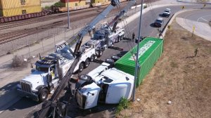 Женщина дальнобой перевернула свой трак. Как она это сделала?