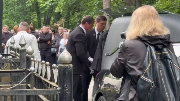 ОТКРЫТЫЙ ГРОБ , УЛЫБКА ЖЕНЫ И СЛЁЗЫ ДОЧЕРИ | НА ВАГАНЬКОВСКОМ ПОХОРОНИЛИ РЕЖИССЁРА ЮРИЯ МОРОЗА