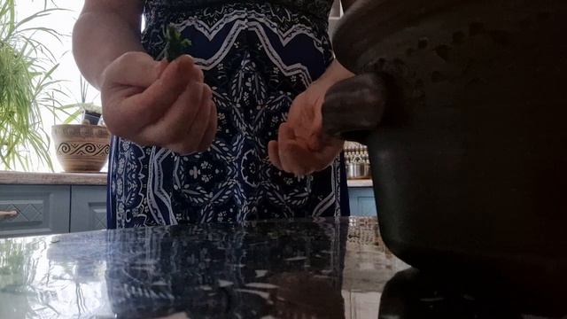 Иван-чай по рецепту предков/ферментация. Жара не отступает, но прохлаждаться некогда! смотреть онлайн